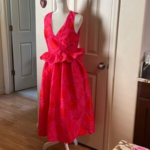 Bright semi long summerdress.  Zip up back, below knee lenghth